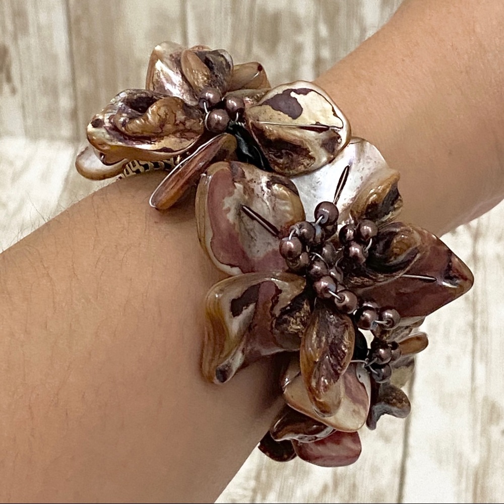 Mother of Pearl Brown Flower Bracelet - Picture 1 of 12
